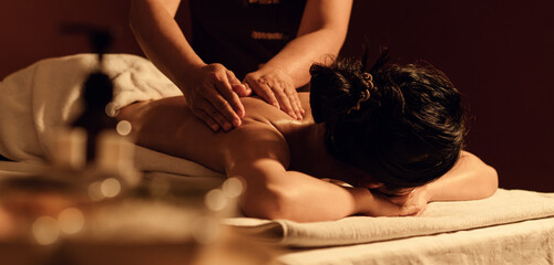 アロマオイルで背中をマッサージ